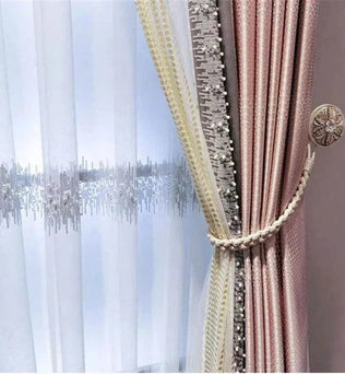 Rideau élégant rose avec attache décorative, idéal pour embellir votre intérieur. Ce rideau offre une touche raffinée et se marie parfaitement avec des décorations modernes ou classiques. Parfait pour un salon ou une chambre, il assure une ambiance chaleureuse et intime tout en ajoutant une touche de sophistication à votre décor.