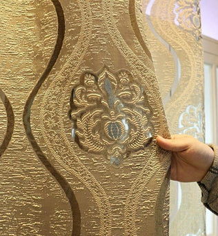 Rideau élégant avec motif baroque doré, parfait pour une décoration intérieure sophistiquée. Design luxueux et détaillé, idéal pour habiller fenêtres et apporter une touche raffinée à votre maison. Accessoire déco incontournable pour créer une ambiance chic.