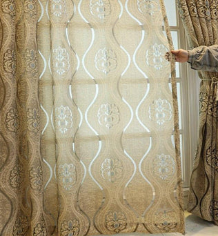 Rideaux élégants avec motifs floraux et ondulations, parfaits pour ajouter une touche de sophistication et de style à votre intérieur. Conçus pour embellir votre salon ou chambre à coucher tout en permettant une douce lumière naturelle de filtrer à travers. Idéal pour une décoration classique et chaleureuse.