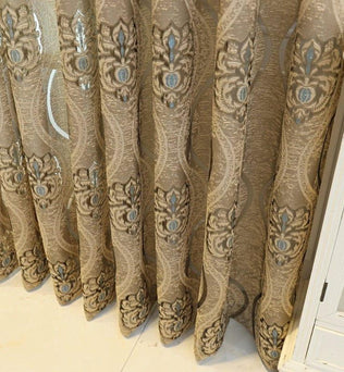 Rideau élégant avec motifs floraux brodés, idéal pour apporter une touche raffinée et chaleureuse à votre salon. Ornementations sophistiquées en relief, parfaites pour sublimer la décoration intérieure de votre maison.