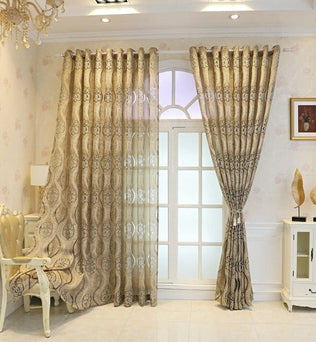 Rideaux élégants pour salon, motif classique, couleur beige doré, pièce lumineuse et chic. Accessoire idéal pour une décoration intérieure raffinée, apportant une touche de sophistication à votre espace de vie. Installation facile, parfait pour un style classique et intemporel.