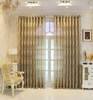 Rideaux élégants aux motifs floraux dorés dans un salon chic, offrant une ambiance raffinée et chaleureuse. Idéals pour embellir votre espace intérieur avec une touche de sophistication.