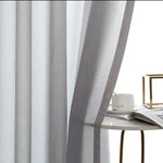 Rideau élégant gris clair pour décoration de salon moderne, ajoutant une touche de sophistication à votre intérieur, idéal pour un éclairage tamisé dans un cadre raffiné.