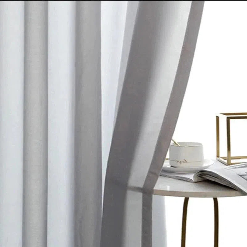 Rideau élégant gris clair pour décoration de salon moderne, ajoutant une touche de sophistication à votre intérieur, idéal pour un éclairage tamisé dans un cadre raffiné.