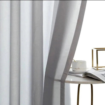Rideau élégant gris clair pour décoration de salon moderne, ajoutant une touche de sophistication à votre intérieur, idéal pour un éclairage tamisé dans un cadre raffiné.