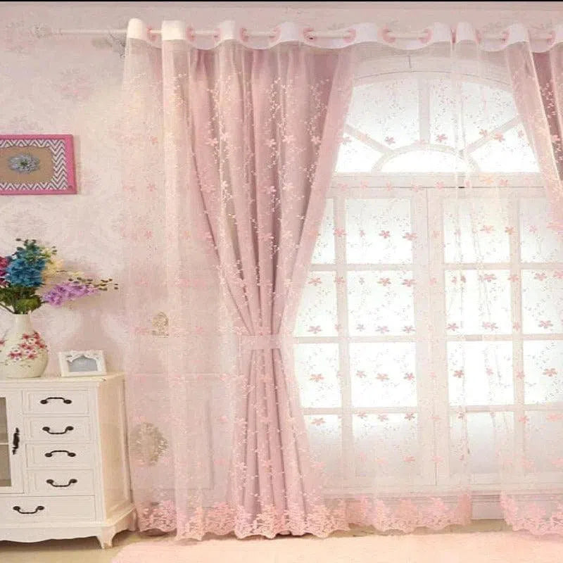 Rideaux roses élégants avec motifs floraux, parfaits pour ajouter une touche de charme et de douceur à votre intérieur. Design raffiné idéal pour un salon lumineux ou une chambre accueillante, créant une ambiance chaleureuse et romantique. Transformez votre espace avec ces rideaux décoratifs qui complètent harmonieusement tout type de décoration intérieure.