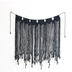 Décoration murale macramé noir, idéale pour ajouter une touche bohème à votre intérieur. Parfait pour le salon, la chambre ou toute autre pièce nécessitant une décoration artistique suspendue. Facile à installer, ce macramé met en valeur des motifs élégants et sophistiqués, apportant chaleur et style à votre décoration d'intérieur.