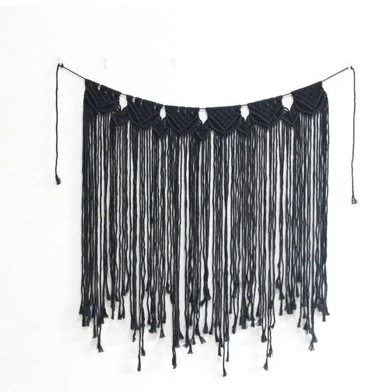 Décoration murale macramé noir, idéale pour ajouter une touche bohème à votre intérieur. Parfait pour le salon, la chambre ou toute autre pièce nécessitant une décoration artistique suspendue. Facile à installer, ce macramé met en valeur des motifs élégants et sophistiqués, apportant chaleur et style à votre décoration d'intérieur.