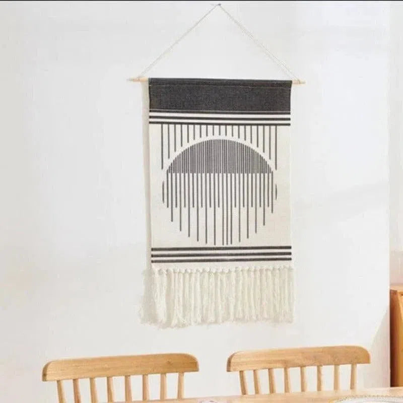 Décoration murale suspendue avec motif géométrique noir et blanc, idéale pour un intérieur moderne. Ce design élégant ajoute une touche contemporaine à votre espace de vie. Parfait pour les salons ou les chambres à coucher, il accroît l'élégance de votre décoration intérieure.
