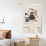 Décoration murale géométrique suspendue, idéale pour un intérieur moderne et épuré. Ce design minimaliste avec motifs hexagonaux et triangulaires offre une touche artistique tout en restant discret. Parfait pour agrémenter un salon, une chambre ou un bureau, ce tapis mural apporte une harmonie visuelle et s’intègre facilement dans tout espace de vie contemporain.