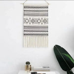 Tenture murale bohème à motifs géométriques noirs et blancs, offrant une touche ethnique et moderne à la décoration intérieure. Idéale pour sublimer un salon ou une chambre avec élégance. Facile à installer grâce à sa suspension pratique.