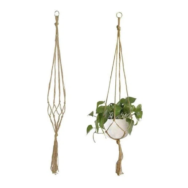 Suspensoir pour plante avec pot blanc et feuillage vert, idéal pour la décoration intérieure bohème. Système de suspension pratique et esthétique, parfait pour mettre en valeur vos plantes d'intérieur et apporter une touche naturelle à votre espace. Adapté pour le salon, la chambre ou l'entrée.