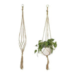 Suspensoir pour plante avec pot blanc et feuillage vert, idéal pour la décoration intérieure bohème. Système de suspension pratique et esthétique, parfait pour mettre en valeur vos plantes d'intérieur et apporter une touche naturelle à votre espace. Adapté pour le salon, la chambre ou l'entrée.