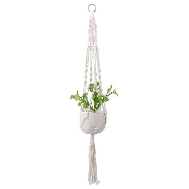 Suspension de plante bohème avec un pot blanc et une plante verte, idéale pour décorer votre intérieur ou votre jardin. Accessoire tendance pour sublimer vos espaces de vie en apportant une touche végétale et naturelle. Parfaite pour les amateurs de décoration d'intérieur chic et éco-responsable.