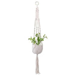 Suspension de plante bohème avec un pot blanc et une plante verte, idéale pour décorer votre intérieur ou votre jardin. Accessoire tendance pour sublimer vos espaces de vie en apportant une touche végétale et naturelle. Parfaite pour les amateurs de décoration d'intérieur chic et éco-responsable.