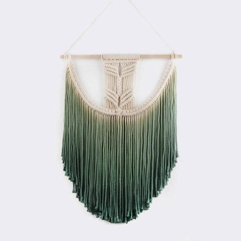 Décoration murale suspendue, design artisanal moderne, coloris dégradé du crème au vert, parfaite pour embellir un salon ou une chambre avec une touche bohème élégante. Idéale pour ajouter du charme et de la texture à votre intérieur.