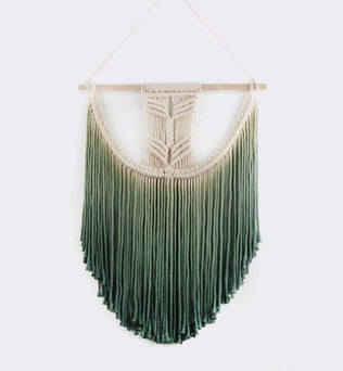 Décoration murale suspendue, design artisanal moderne, coloris dégradé du crème au vert, parfaite pour embellir un salon ou une chambre avec une touche bohème élégante. Idéale pour ajouter du charme et de la texture à votre intérieur.