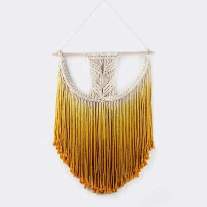 Suspension murale en macramé avec dégradé de couleurs allant du beige au jaune, idéal pour une décoration intérieure bohème. Accessoire de maison accroché à une baguette en bois, ajoutant une touche artisanale et chaleureuse à votre espace de vie. Parfait pour le salon, la chambre ou le bureau.