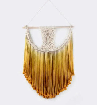 Suspension murale en macramé avec dégradé de couleurs allant du beige au jaune, idéal pour une décoration intérieure bohème. Accessoire de maison accroché à une baguette en bois, ajoutant une touche artisanale et chaleureuse à votre espace de vie. Parfait pour le salon, la chambre ou le bureau.