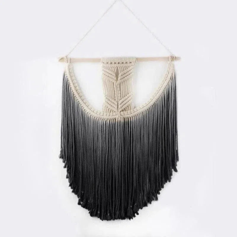 Décoration murale en macramé, idéale pour donner une touche bohème et moderne à votre intérieur. Accessoire élégant et tendance pour sublimer votre salon, chambre ou bureau. Parfaite pour créer une ambiance chaleureuse et accueillante chez vous.