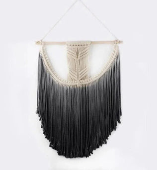 Décoration murale en macramé, idéale pour donner une touche bohème et moderne à votre intérieur. Accessoire élégant et tendance pour sublimer votre salon, chambre ou bureau. Parfaite pour créer une ambiance chaleureuse et accueillante chez vous.