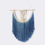 Décoration murale en macramé avec dégradé bleu, design artisanal idéal pour une ambiance bohème à la maison. Suspension élégante et tendance pour apporter une touche artistique à votre intérieur. Parfait pour le salon, la chambre ou tout espace nécessitant une décoration unique et personnalisée.