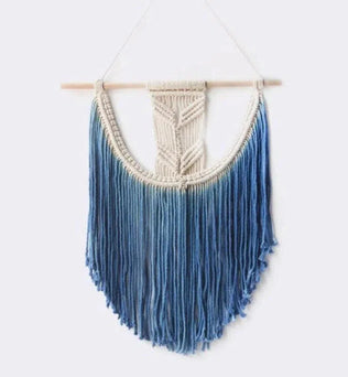 Décoration murale en macramé avec dégradé bleu, design artisanal idéal pour une ambiance bohème à la maison. Suspension élégante et tendance pour apporter une touche artistique à votre intérieur. Parfait pour le salon, la chambre ou tout espace nécessitant une décoration unique et personnalisée.