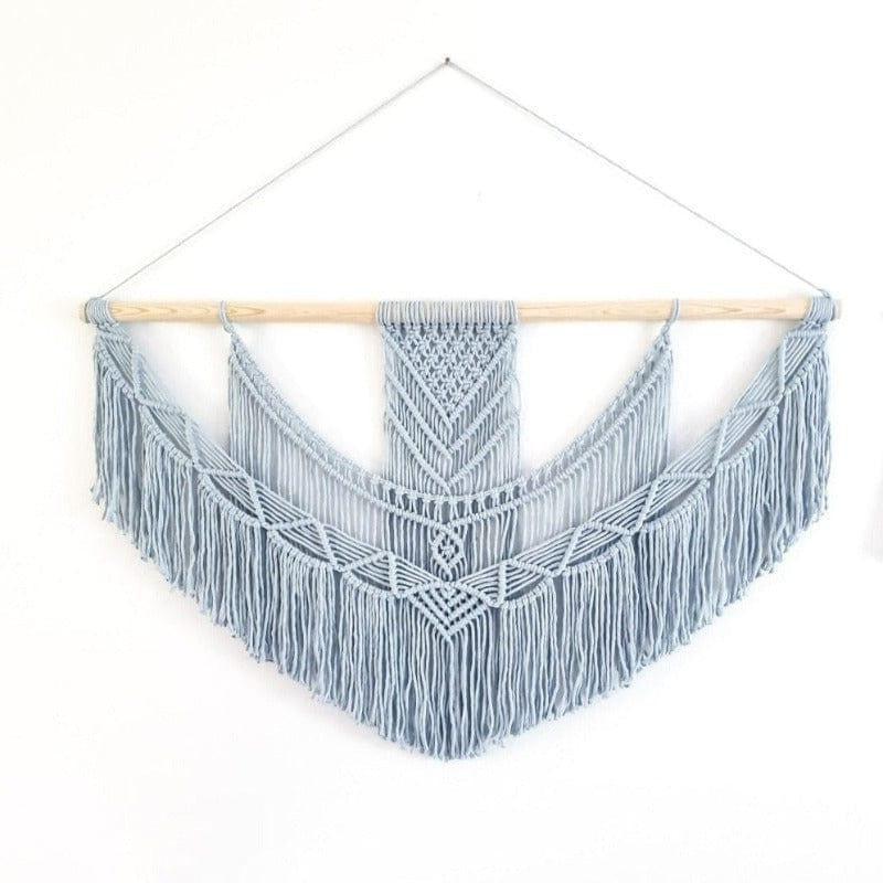 Décoration murale en macramé bleu clair, suspendue sur un bâton en bois, parfaite pour ajouter une touche bohème et artistique à votre intérieur. Idéale pour le salon, la chambre ou l'entrée, cette pièce unique apporte élégance et originalité à votre espace de vie.