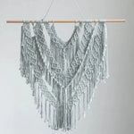Décoration murale bohème chic en macramé, accent unique pour un intérieur moderne, parfait pour ajouter une touche artistique et élégante à votre salon ou chambre. Suspension murale artisanale avec motifs géométriques détaillés, idéale pour créer une ambiance chaleureuse et accueillante.