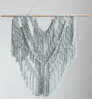 Décoration murale bohème chic en macramé, accent unique pour un intérieur moderne, parfait pour ajouter une touche artistique et élégante à votre salon ou chambre. Suspension murale artisanale avec motifs géométriques détaillés, idéale pour créer une ambiance chaleureuse et accueillante.