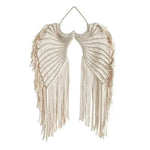 Décoration murale en macramé en forme d'ailes, idéale pour ajouter une touche bohème à votre intérieur. Style artisanal raffiné avec des détails frangés, parfait pour une chambre, un salon ou une entrée. Élégance et originalité pour sublimer vos murs.