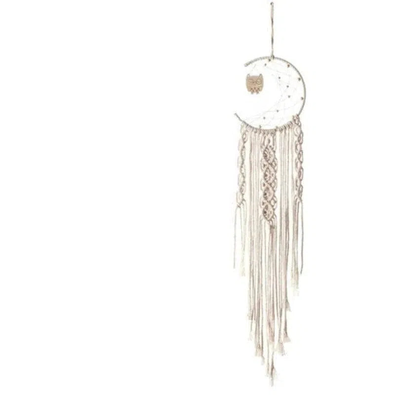 Décoration murale attrape-rêves en forme de demi-lune avec motif hibou, idéal pour ajouter une touche bohème à votre intérieur. Ses détails minutieux et ses pendentifs élégants apportent une ambiance apaisante et unique à votre espace de vie. Parfait pour la chambre à coucher ou le salon, cet attrape-rêves procure une sensation de calme et de sérénité.