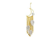 Décoration murale bohème en forme de lune dorée avec pampilles et plumes grises suspendues, idéale pour une ambiance cosy et élégante dans un intérieur tendance. Parfait pour une chambre à coucher ou un salon.
