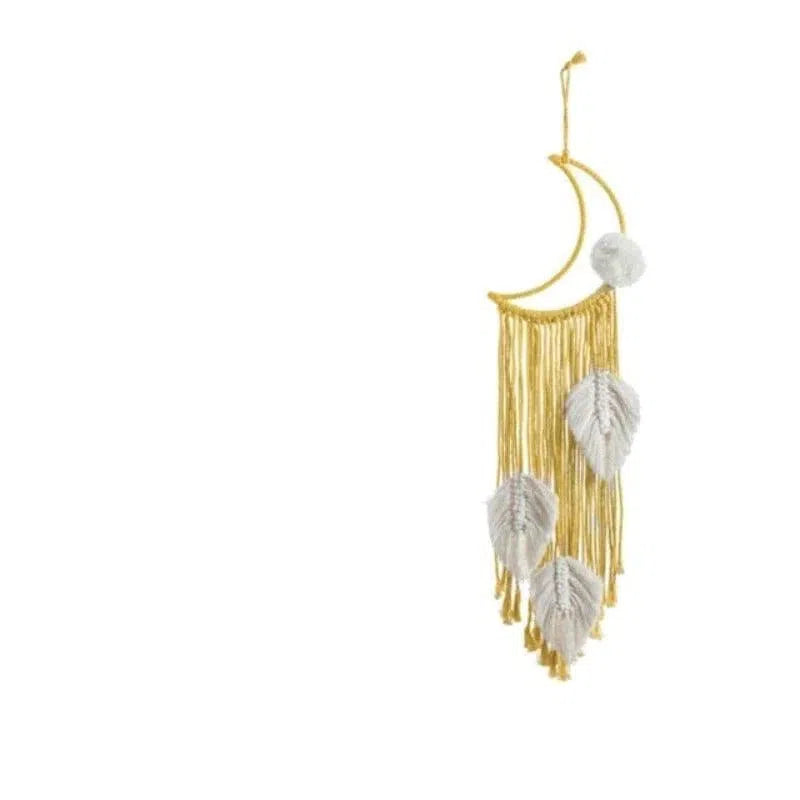 Décoration murale bohème en forme de lune dorée avec pampilles et plumes grises suspendues, idéale pour une ambiance cosy et élégante dans un intérieur tendance. Parfait pour une chambre à coucher ou un salon.