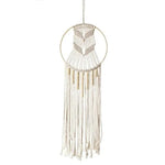 Attrape-rêves mural tendance avec détails suspendus, idéal pour une décoration intérieure bohème et apaisante. Élégant cercle orné de franges, parfait pour embellir une chambre ou un espace de vie. Suspendu de manière décorative, ce capteur de rêves ajoute une touche artisanale à votre maison.