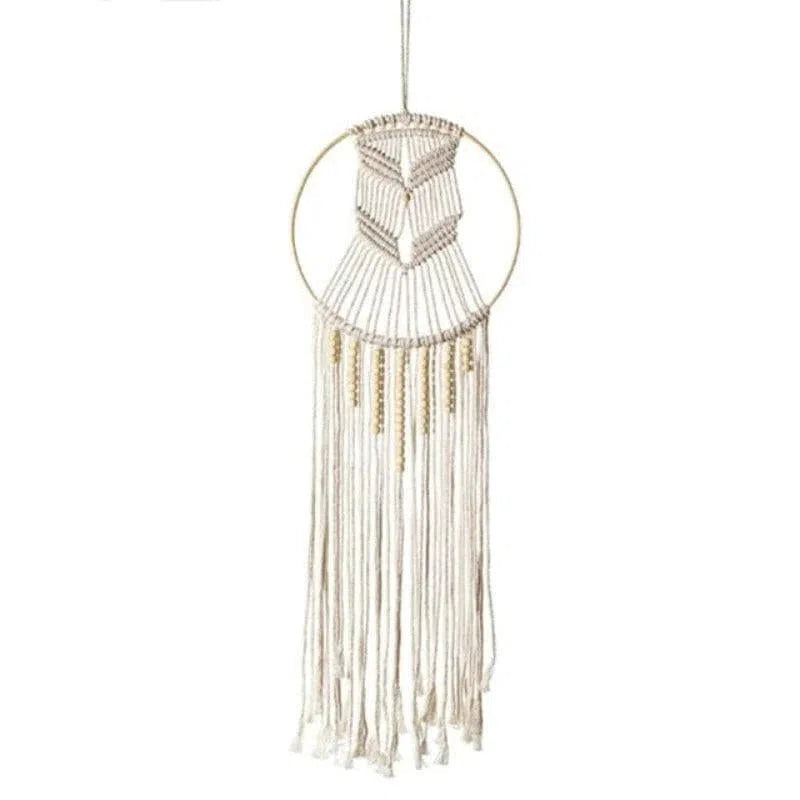 Attrape-rêves mural tendance avec détails suspendus, idéal pour une décoration intérieure bohème et apaisante. Élégant cercle orné de franges, parfait pour embellir une chambre ou un espace de vie. Suspendu de manière décorative, ce capteur de rêves ajoute une touche artisanale à votre maison.