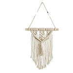 Décoration murale bohème chic en macramé, parfaite pour ajouter une touche artistique et naturelle à votre intérieur. Ce tissage mural est idéal pour le salon, la chambre ou n'importe quel espace où vous souhaitez intégrer un élément décoratif harmonieux et élégant. Installation facile avec sa corde de suspension, ce macramé attirera les regards et complétera parfaitement votre décoration intérieure. Cadeau parfait pour les amateurs de design d'intérieur et de style bohème.
