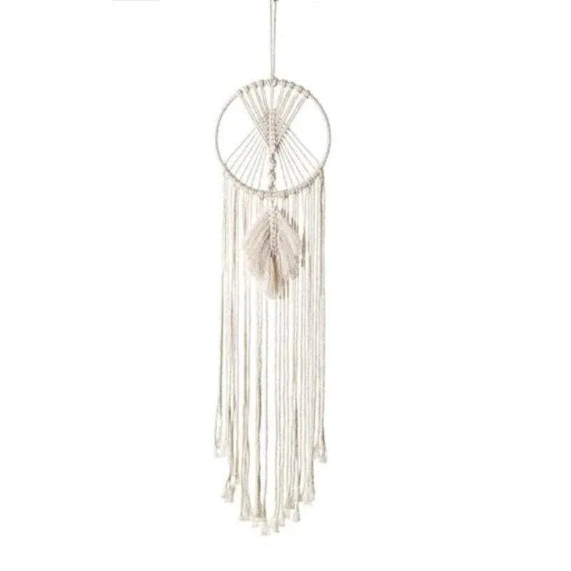 Attrape-rêves bohème avec franges suspendues et motif en macramé, idéal pour une décoration murale apaisante et élégante. Ce capteur de rêves apporte une touche de charme artisanal à votre intérieur, parfait pour embellir une chambre ou un salon.