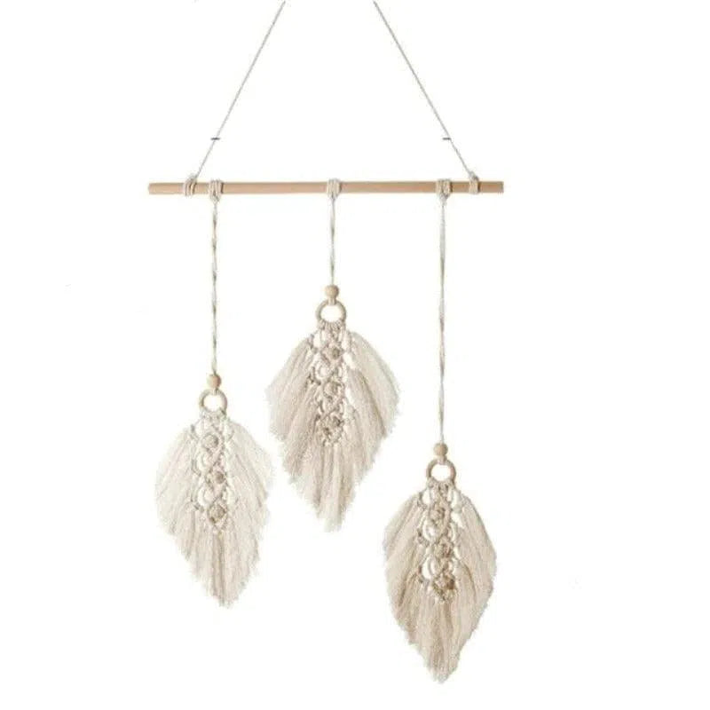 Décoration murale bohème avec plumes suspendues, idéale pour salon ou chambre, ajoutant une touche artistique et tendance à votre intérieur. Design élégant et raffiné pour une ambiance chaleureuse et accueillante. Accessoire de décoration parfait pour une maison moderne ou un espace de vie créatif.