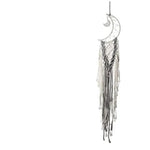 Décoration murale élégante attrape-rêves en forme de lune, ornée de longs fils tressés pour un style bohème chic. Idéal pour personnaliser votre intérieur avec une touche onirique et apaisante, parfait pour une chambre ou un salon. Accessoire de décoration design et tendance.