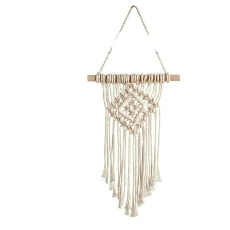 Décoration murale bohème en macramé avec motifs géométriques, idéale pour ajouter une touche artisanal et chaleureuse à votre intérieur. Parfaite pour le salon, la chambre ou le bureau, cette pièce artistique s'accroche facilement et transforme votre espace en un lieu accueillant et harmonieux.