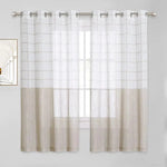 Rideaux élégants avec œillets métalliques, design moderne bicolore dans les tons blanc et gris. Parfaits pour ajouter une touche de sophistication à votre salon ou chambre, tout en permettant une luminosité naturelle douce. Accessoire déco tendance pour intérieur contemporain. Extérieurs des rideaux légèrement transparents pour une ambiance lumineuse et apaisante.