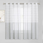 Rideaux blancs modernes avec des anneaux en métal, permettant une installation facile. Design élégant et épuré, idéal pour apporter de la luminosité dans votre salon ou chambre. Parfait pour un intérieur contemporain.