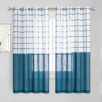 Rideaux modernes avec motif géométrique à carreaux bleus et empiècement uni, parfaits pour ajouter une touche chic et contemporaine à votre intérieur. Idéal pour le salon ou la chambre, ce design élégant et épuré complète harmonieusement tout type de décoration. Faciles à installer grâce à des œillets métalliques robustes pour une utilisation pratique et esthétique.