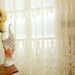 Rideau décoratif blanc à motifs élégants pour salon, apportant une touche de sophistication à votre intérieur. Idéal pour filtrer la lumière tout en préservant l'intimité, il s'adapte parfaitement à tout style de décoration. Accessoire incontournable pour embellir vos fenêtres et créer une atmosphère chaleureuse.