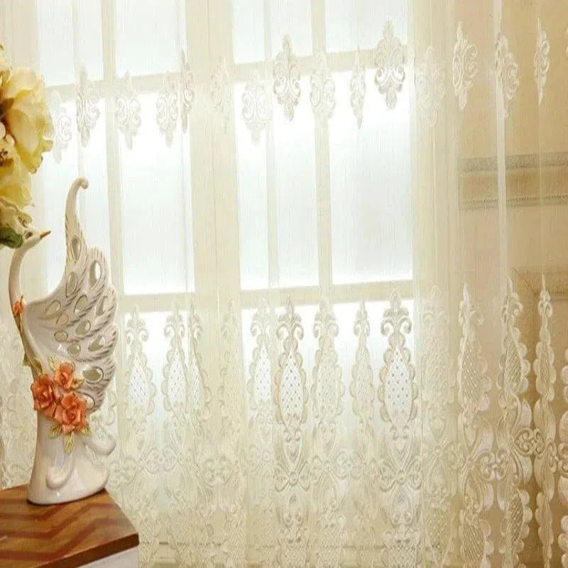 Rideau décoratif blanc à motifs élégants pour salon, apportant une touche de sophistication à votre intérieur. Idéal pour filtrer la lumière tout en préservant l'intimité, il s'adapte parfaitement à tout style de décoration. Accessoire incontournable pour embellir vos fenêtres et créer une atmosphère chaleureuse.