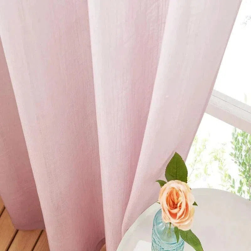 Rideau rose élégant près d'une fenêtre lumineuse avec une rose délicate dans un vase bleu clair, ambiance douce et accueillante pour la décoration intérieure.