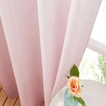 Rideau rose élégant près d'une fenêtre lumineuse avec une rose délicate dans un vase bleu clair, ambiance douce et accueillante pour la décoration intérieure.