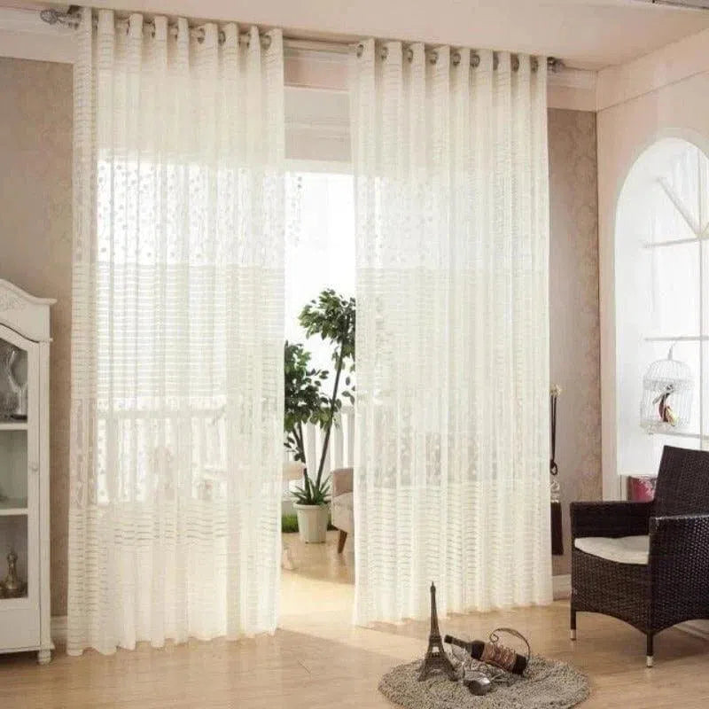 Rideaux élégants et translucides pour salon, offrant une ambiance lumineuse et moderne. Idéal pour embellir votre intérieur tout en préservant votre intimité. Parfait pour les fenêtres de grande taille, ajoutant une touche de sophistication à votre décoration.
