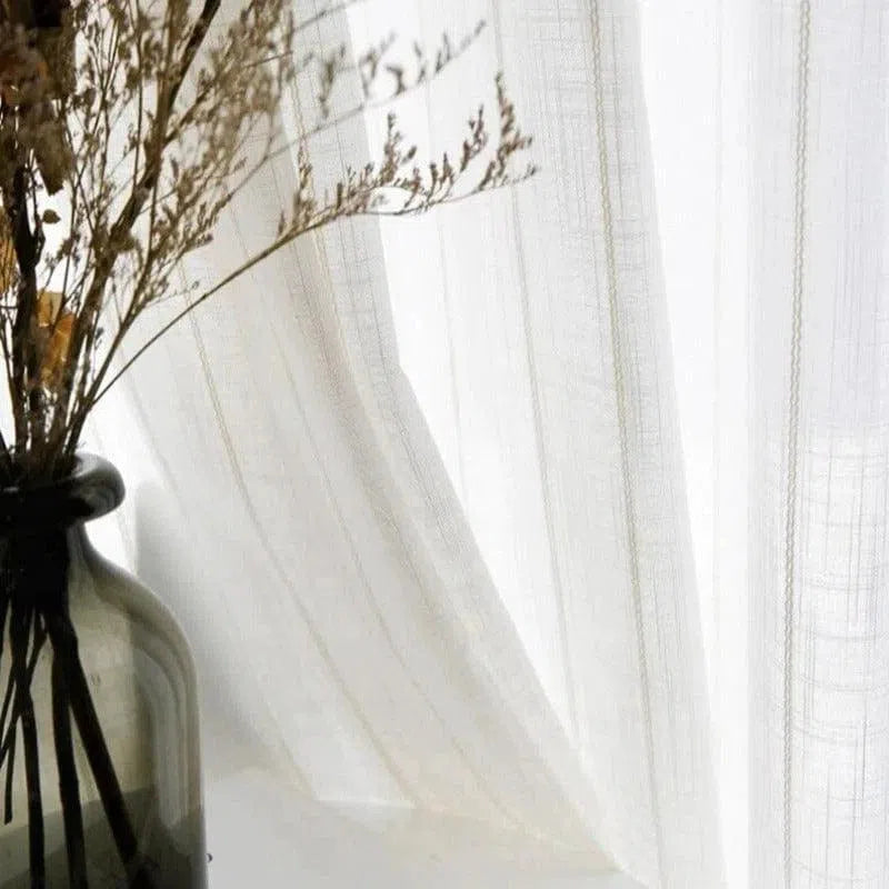 Rideau translucide blanc élégant avec un vase décoratif moderne, parfait pour créer une ambiance lumineuse et apaisante dans votre intérieur. Idéal pour les salons ou chambres à coucher, ce rideau apporte une touche de sophistication discrète.